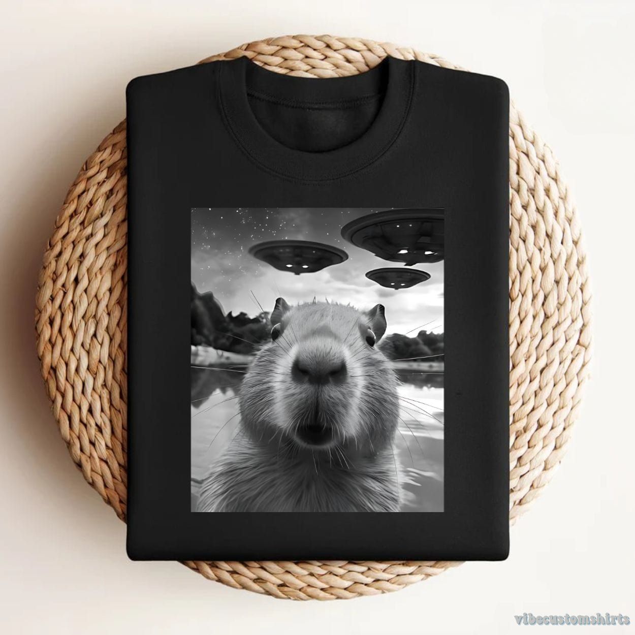 Witziger Capybara Duschvorhang Mit UFO-Selfie – Schwarz-Weiß Retro Design, 178x178 Cm, Inkl. 12 Haken