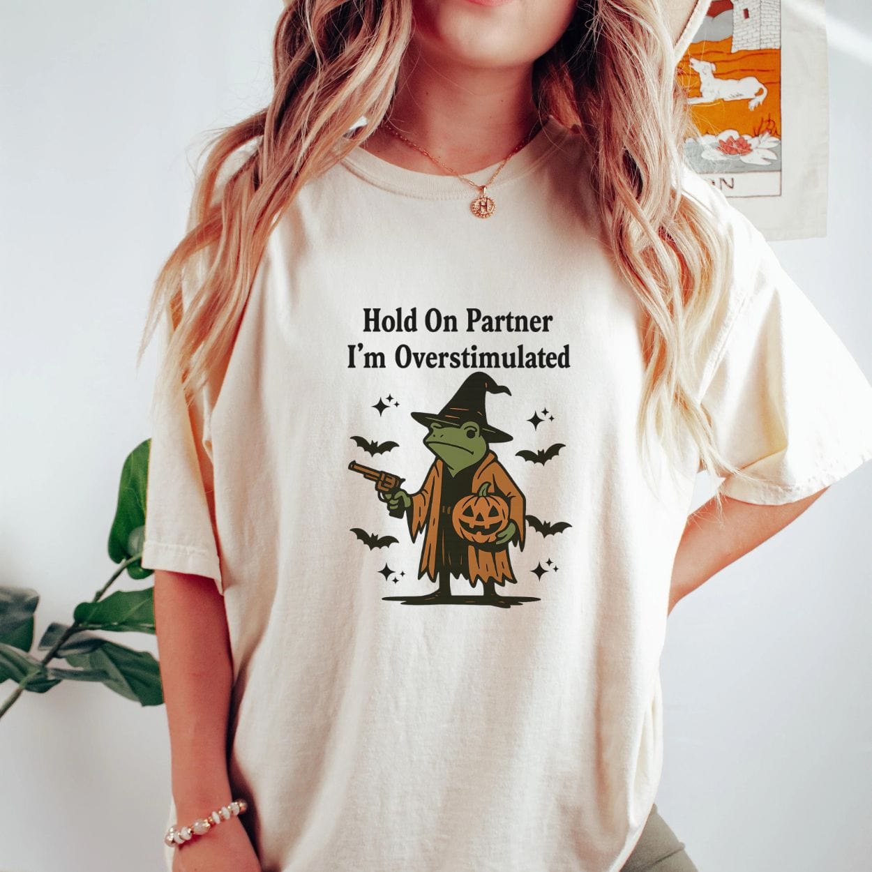 T-Shirt Hold On Partner I'm Overstimulated Halloween Witch Frog Shirt