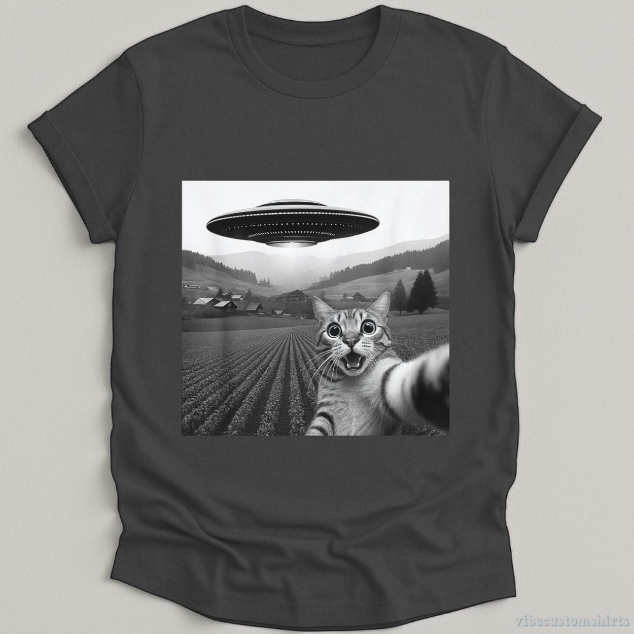 T-Shirt Dark Heather / S Cat Selfie With UFO Shirt