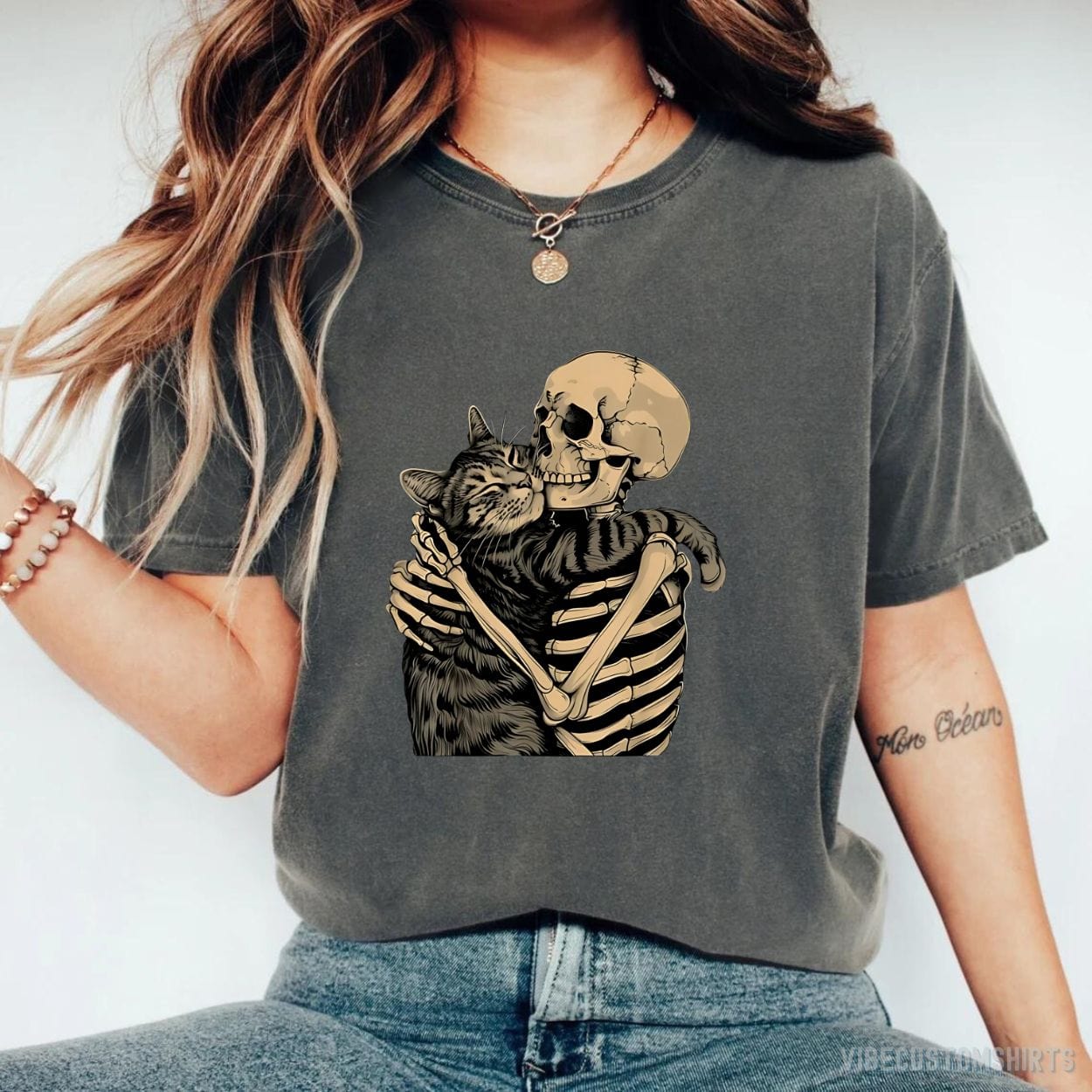 T-Shirt Dark Heather / S Skeleton Hugging Cat Halloween Meme Shirt